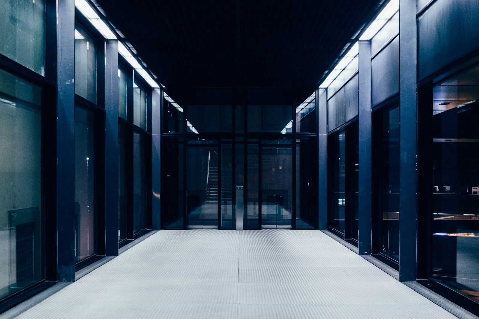 Korridor mellan serverrack i en serverhall
